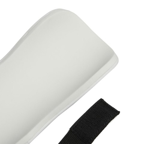 Ochraniacze piłkarskie adidas Tiro Club Shin Guards biało-czarne HN5600 Ochraniacze piłkarskie adidas Tiro Club Shin Guards biało-czarne HN5600